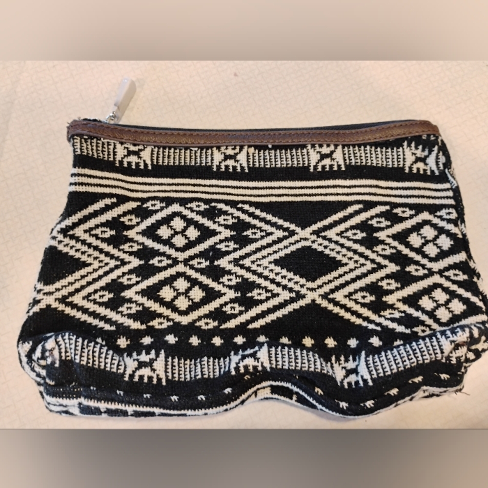 Thirty -One Reversible Pouch Rio WeaveBlack and White Patterned Zipper Pouch